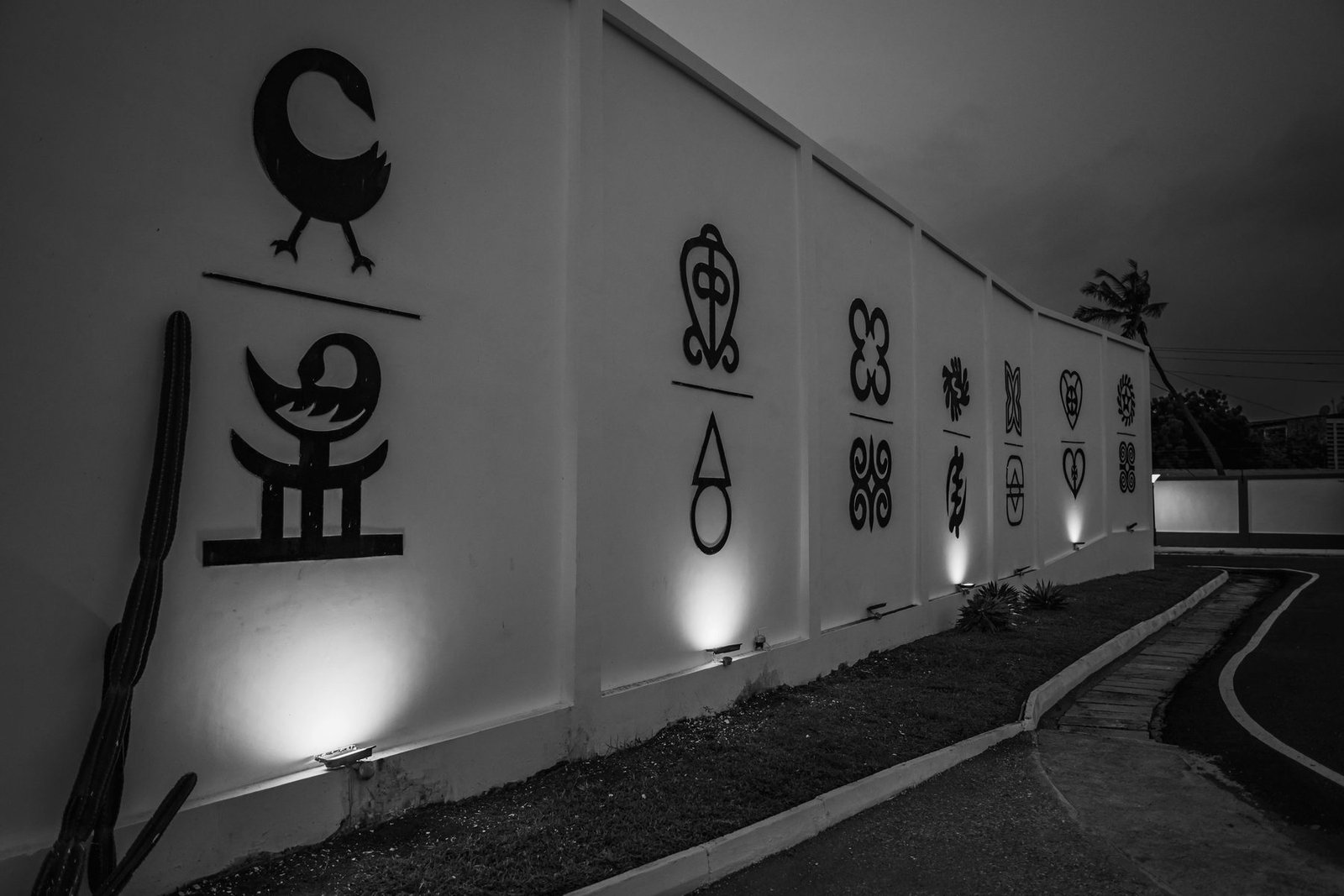 Mur d'entrée du cabinet ANKHURA CONSEIL orné de symboles Adinkra, à Abidjan